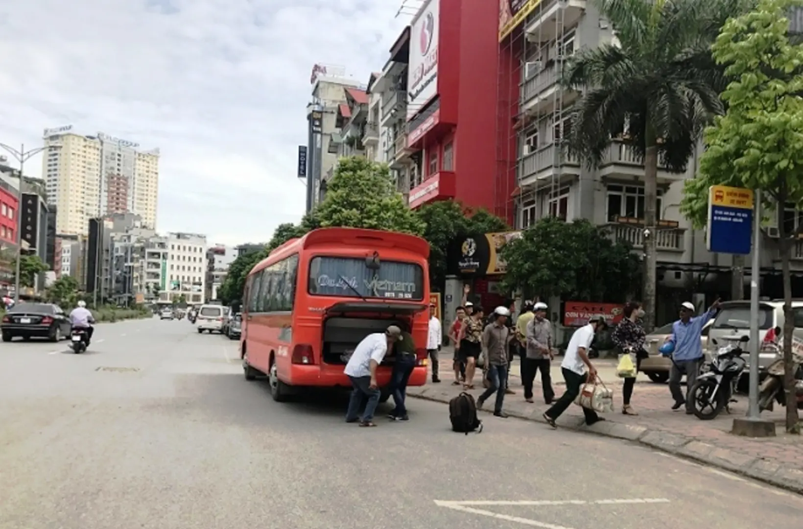 Sớm hoàn thiện các quy định pháp luật nhằm khắc phục tình trạng "xe dù, bến cóc"