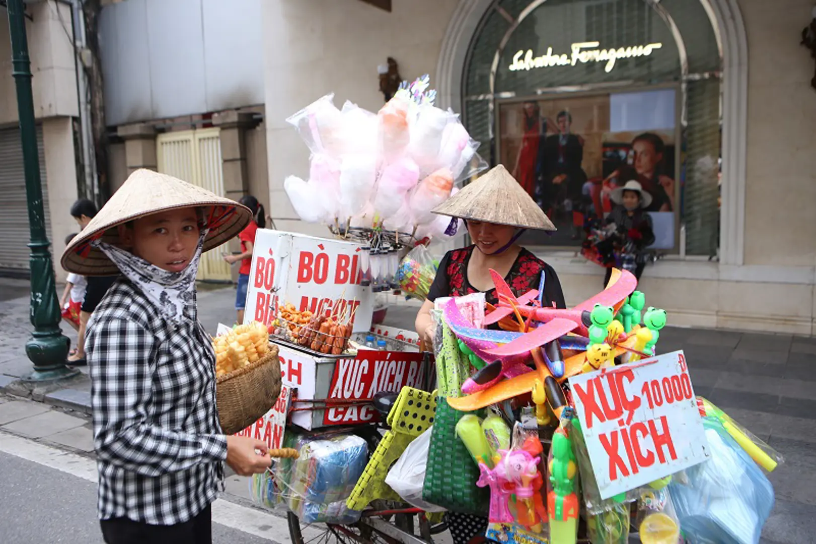 Lừa đảo, "chặt chém" khách nước ngoài: Vụ việc nhỏ, tác hại to - Kỳ 2: "Đội quân" hàng rong và kỹ nghệ "chặt chém" khách Tây