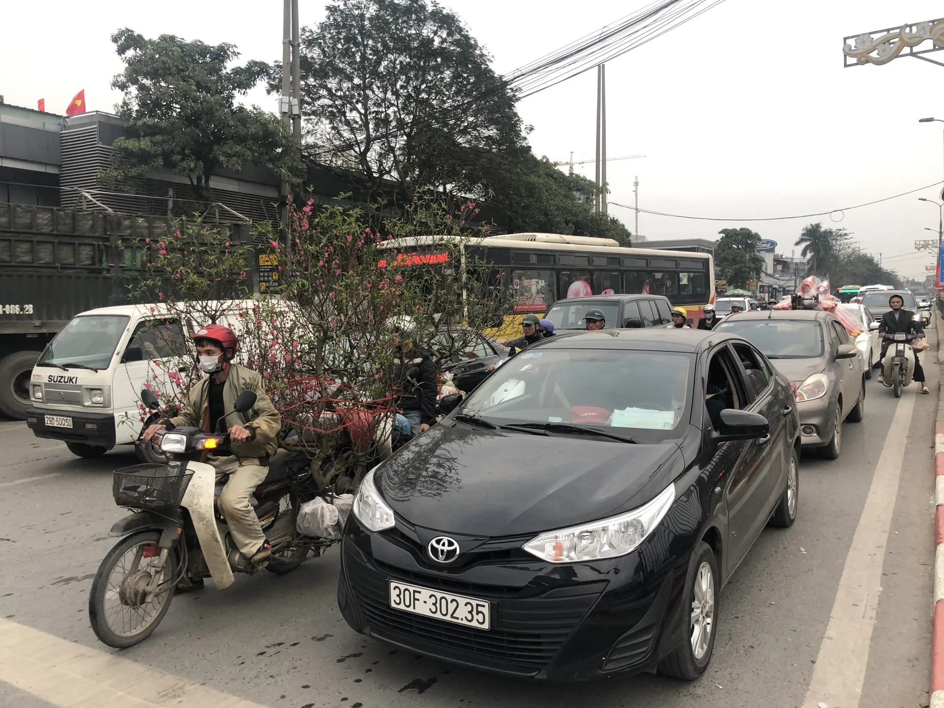Giao thông Hà Nội chiều 28 Tết: Nội đô êm ả, cửa ngõ đông đúc