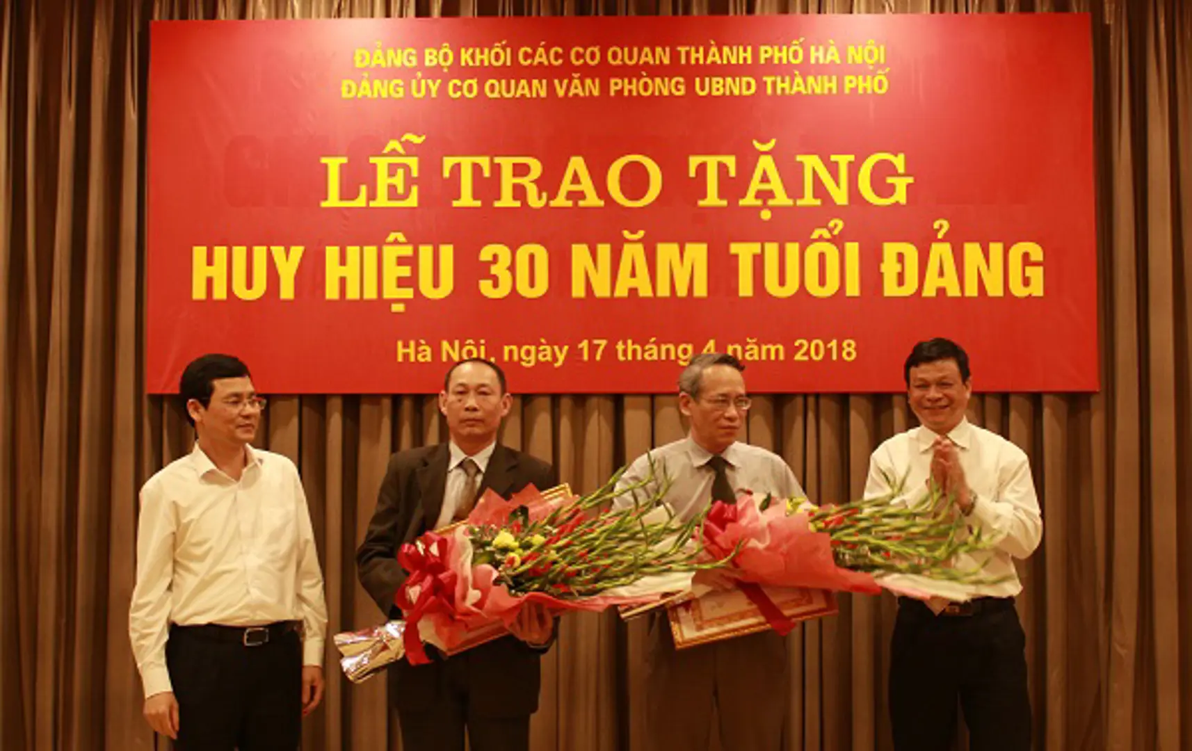 Hai đảng viên Văn phòng UBND TP nhận Huy hiệu 30 năm tuổi Đảng