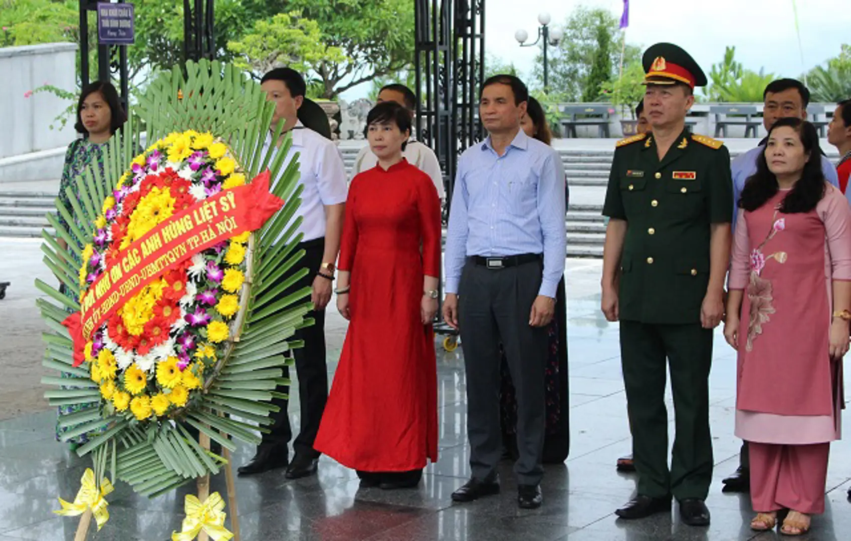 Đoàn đại biểu TP Hà Nội dâng hương tưởng nhớ các anh hùng liệt sỹ tại tỉnh Quảng Trị