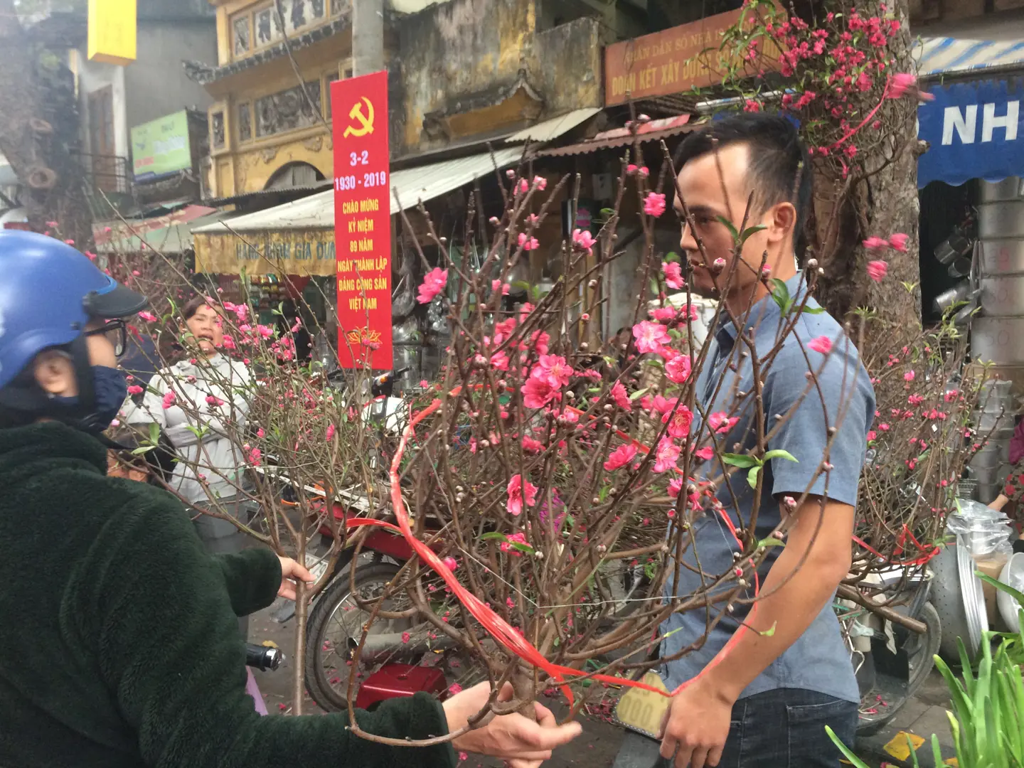 Thưởng Tết cho người lao động: Không thể là... gạch, dép