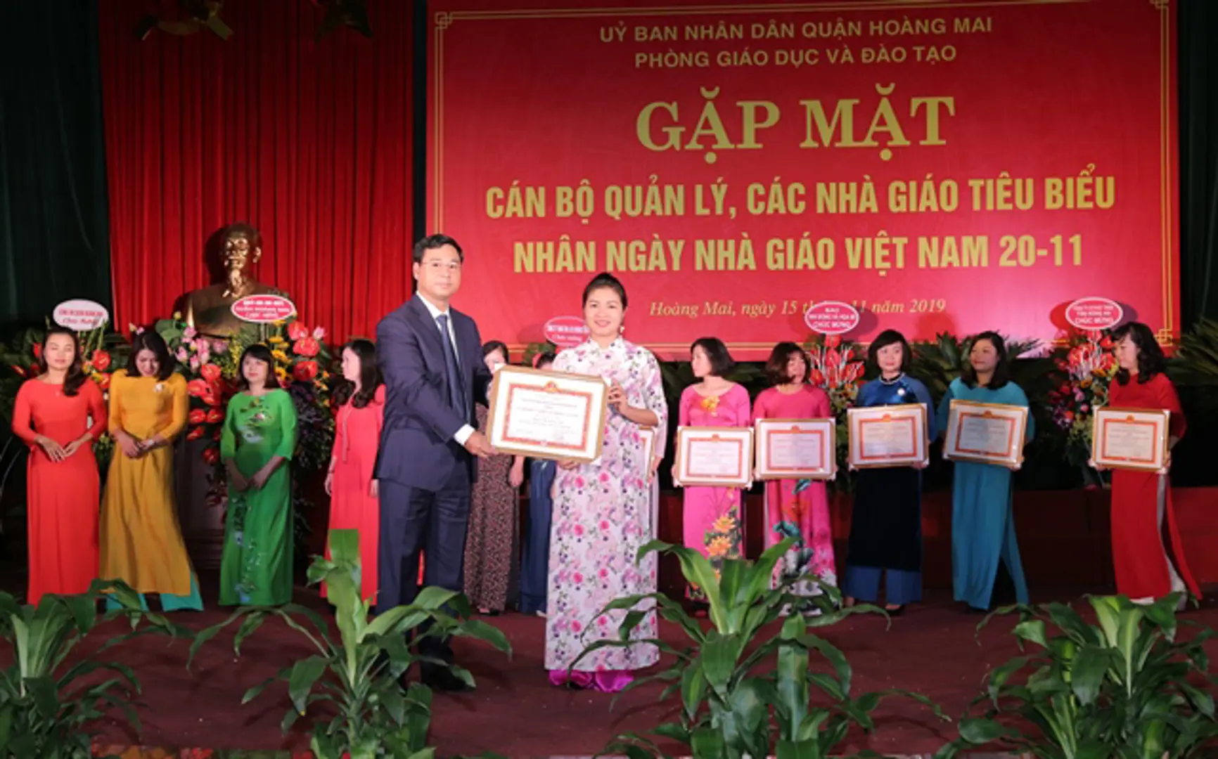 Quận Hoàng Mai biểu dương các nhà giáo tiêu biểu