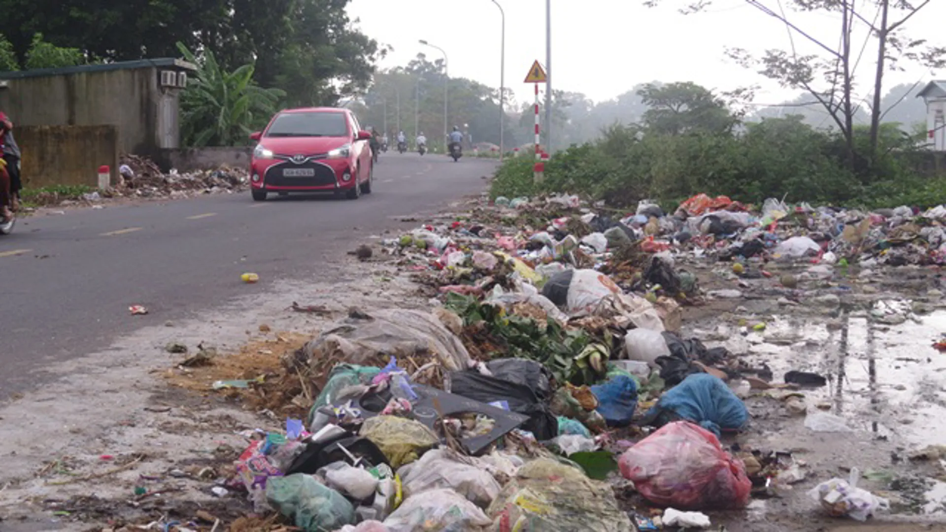 Huyện Thanh Oai: Hai điểm tập kết rác “khủng bố” nghĩa trang