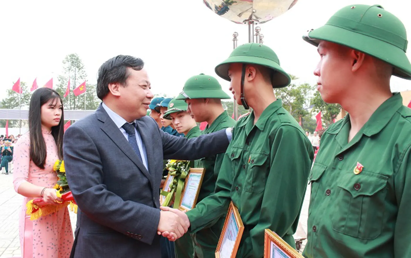 Trưởng Ban Tuyên giáo Thành ủy động viên thanh niên quận Hoàng Mai lên đường nhập ngũ