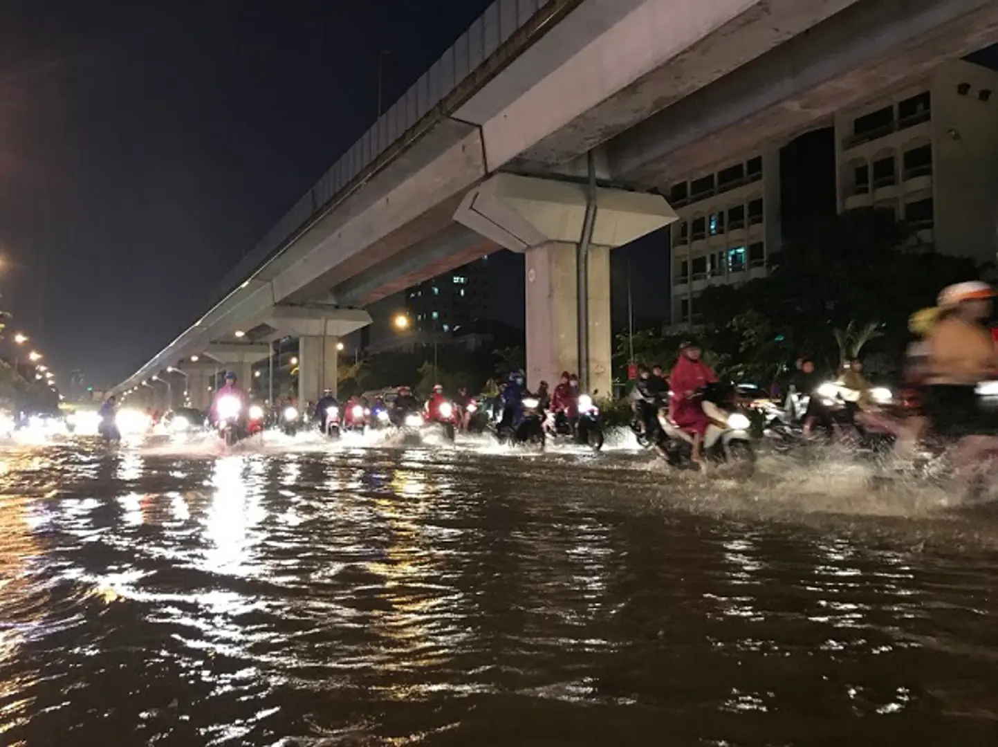 Mưa lớn tại Hà Nội giờ tan tầm, nhiều tuyến phố ngập úng