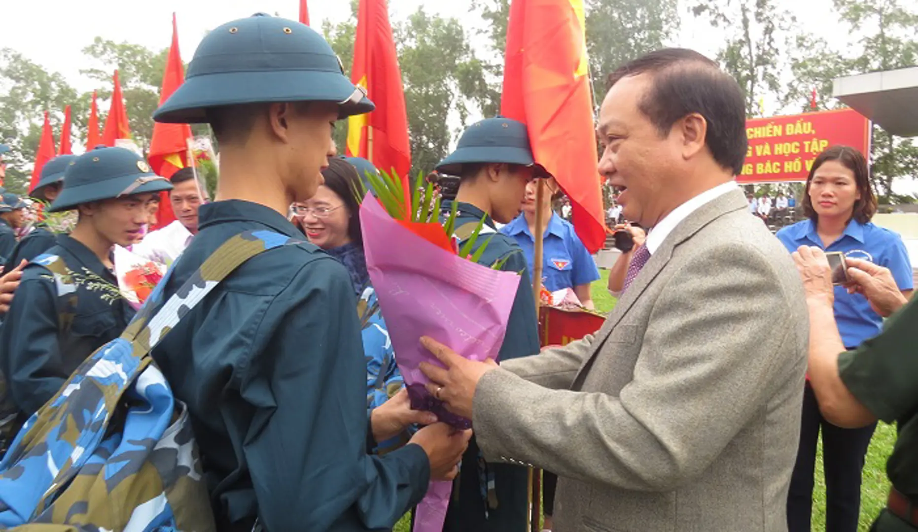 146 thanh niên Phú Xuyên hăng hái lên đường nhập ngũ