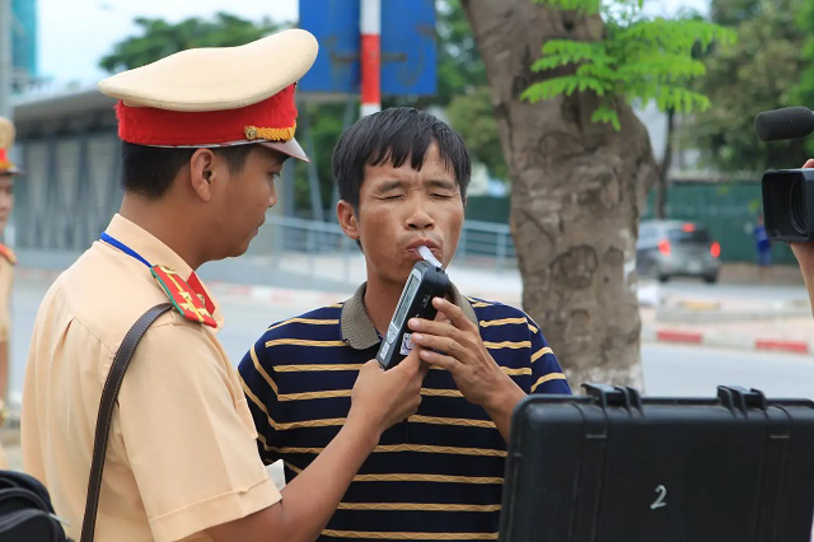 Phòng, chống tác hại của rượu, bia: Làm sao để tránh hình thức?