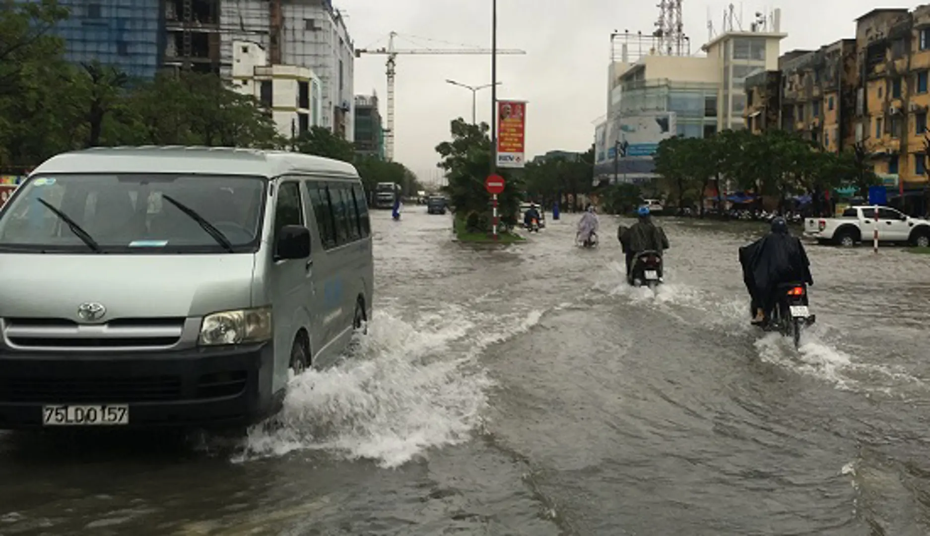 Miền Trung tiếp tục mưa lớn khiến nhiều nơi ngập sâu, 1 người chết do lũ