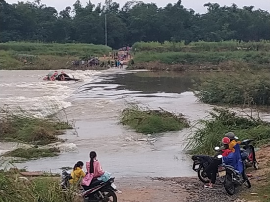 Quảng Ngãi: Đò lật úp giữa dòng, 5 người thoát chết trong gang tấc