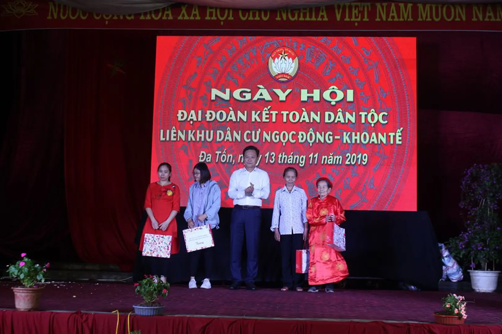 Liên khu Ngọc Động - Khoan Tế tưng bừng trong Ngày hội Đại đoàn kết