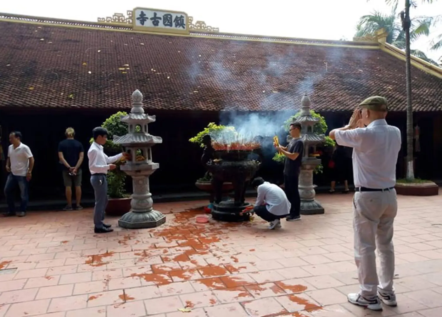 Hà Nội: Người dân lên chùa nguyện cầu mùa Vu Lan