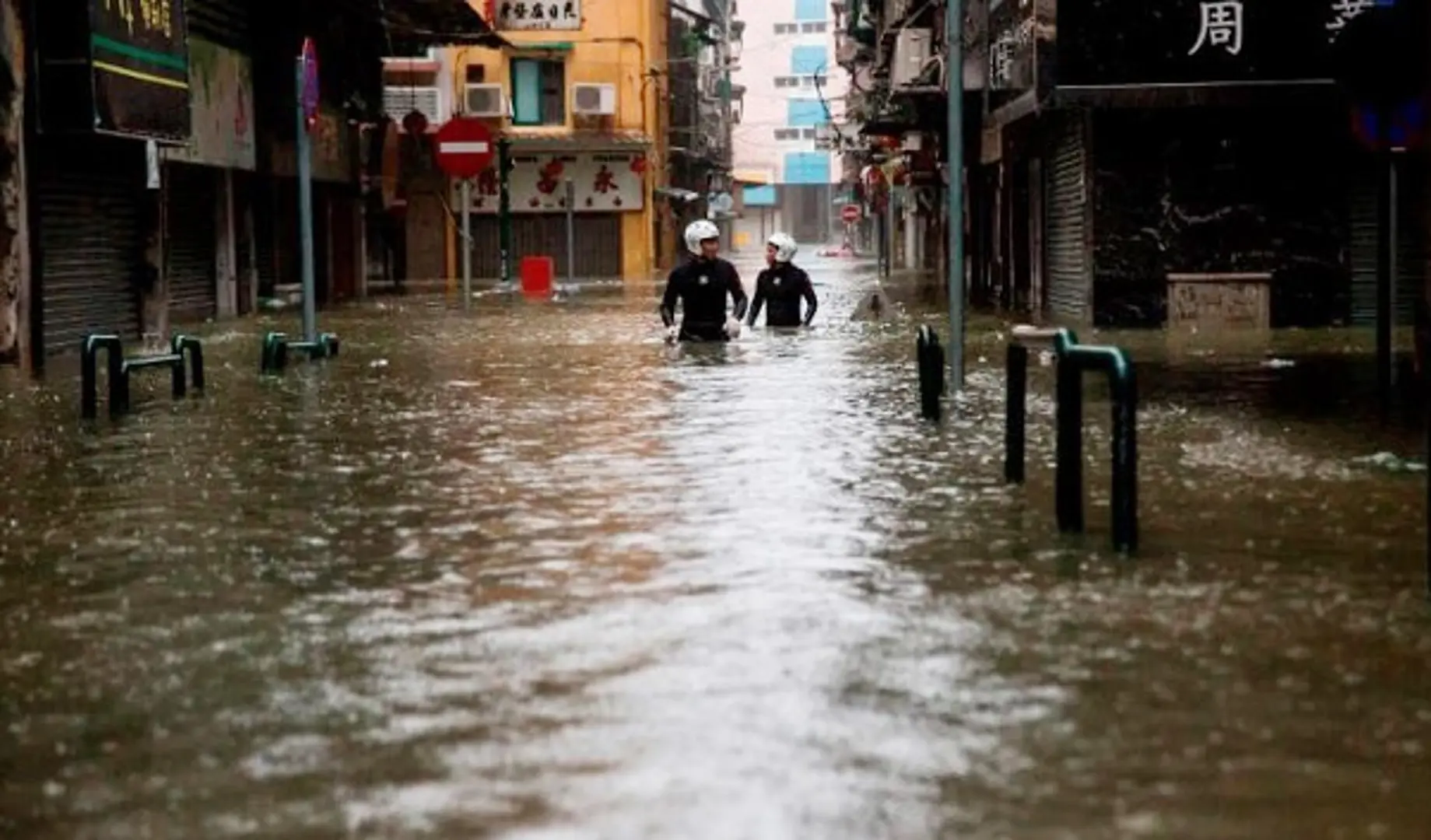 Siêu bão Mangkhut nhấn chìm nhiều TP của Trung Quốc trong biển nước