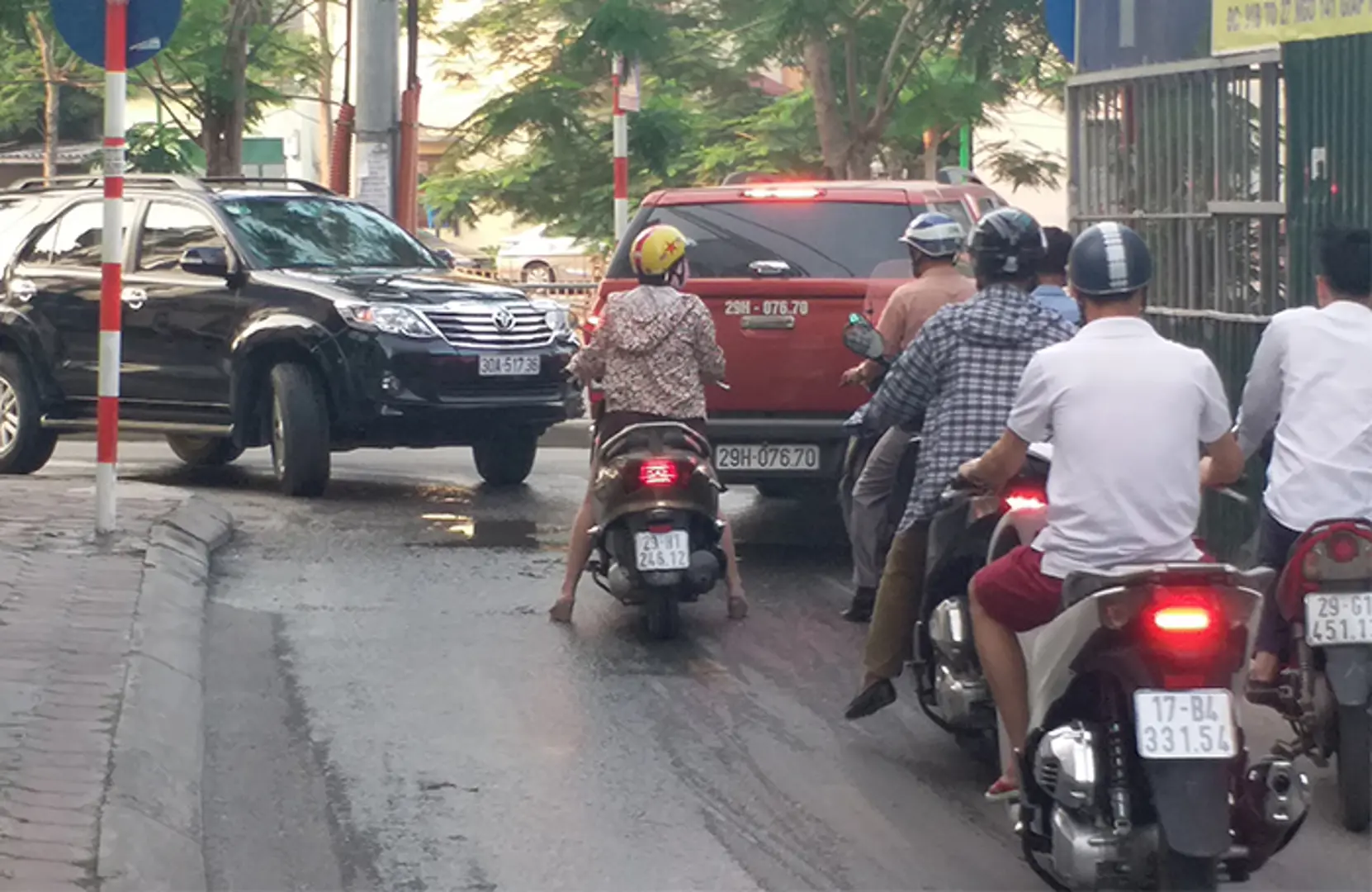 Quận Hoàng Mai: Đường dân sinh “nghẹt thở” vì ô tô