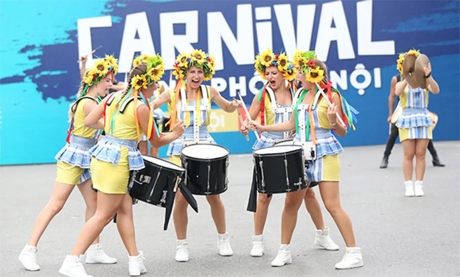 [Ảnh] Rực rỡ Carnival đường phố Hà Nội kỷ niệm 20 năm "Thành phố Vì hòa bình"