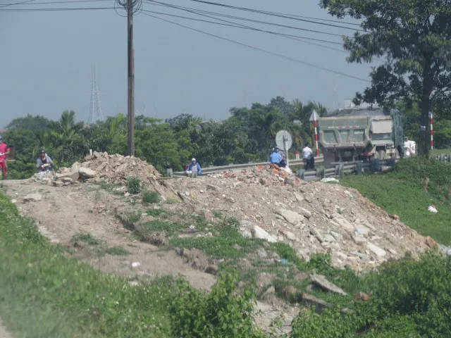 Tại xã An Thượng, huyện Hoài Đức: Gia tăng nạn đổ trộm phế thải xây dựng tại đê tả Đáy