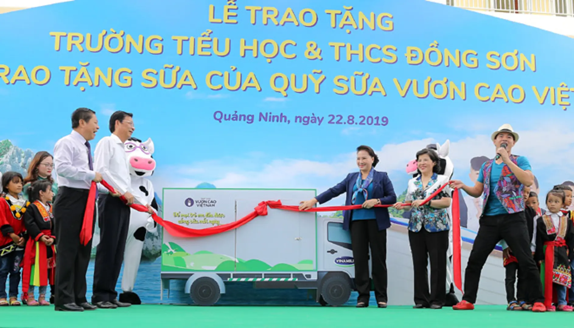 Vinamilk tặng hơn 71.000 ly sữa cho học sinh vùng cao tại Quảng Ninh