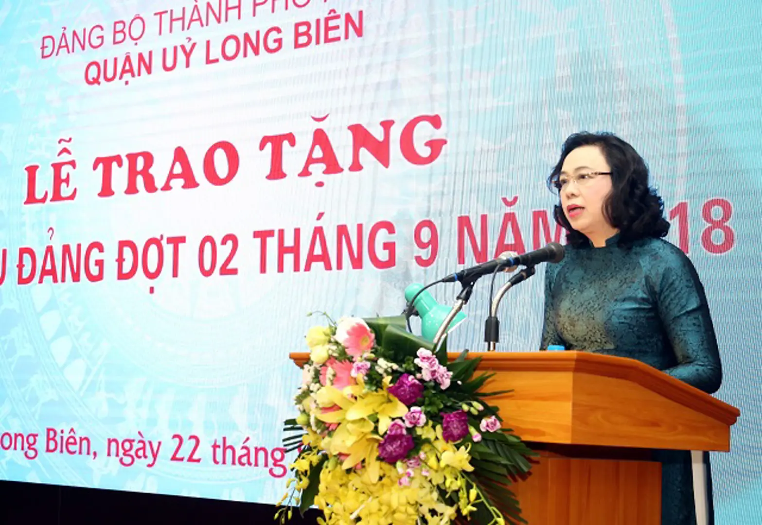 Phó Bí thư Thường trực Thành ủy trao Huy hiệu Đảng cho đảng viên lão thành