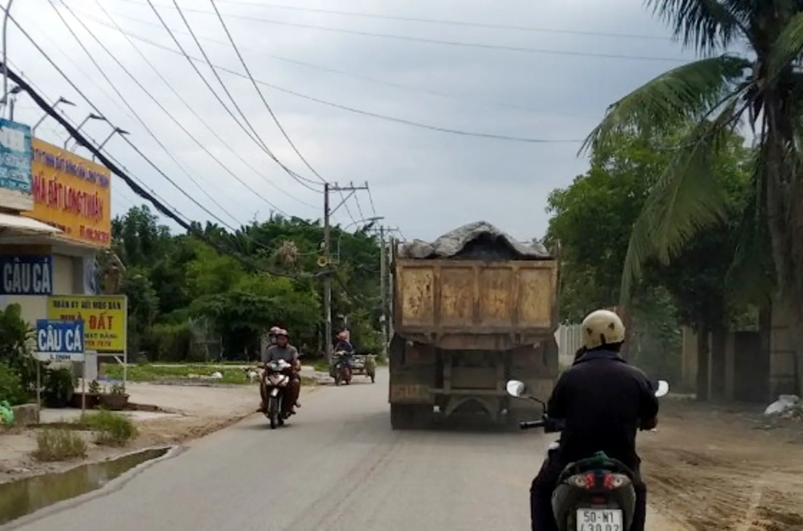 Tại quận 9, TP Hồ Chí Minh: Xe quá tải ngang nhiên tung hoành