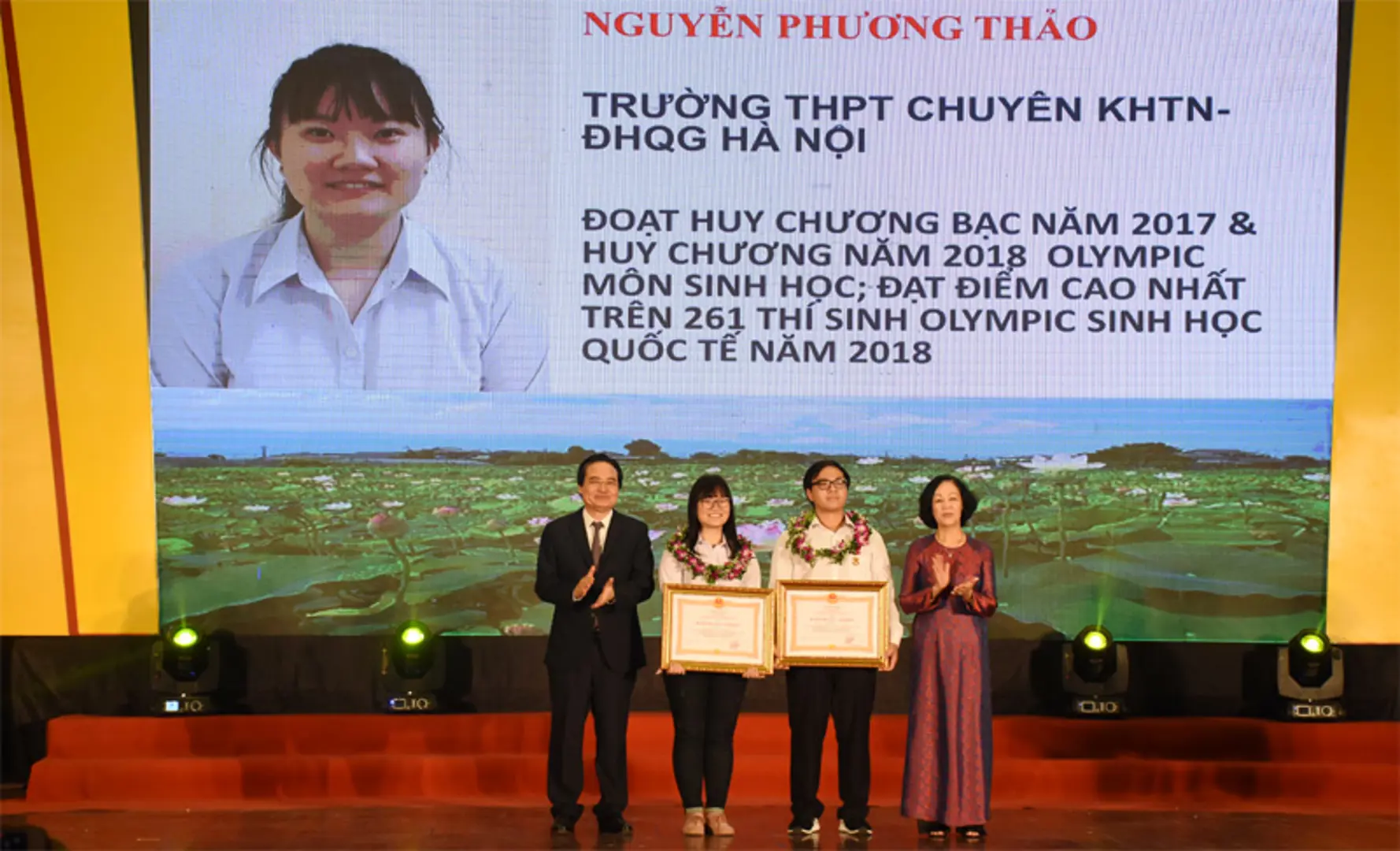 2 học sinh được trao Huân chương Lao động hạng Ba