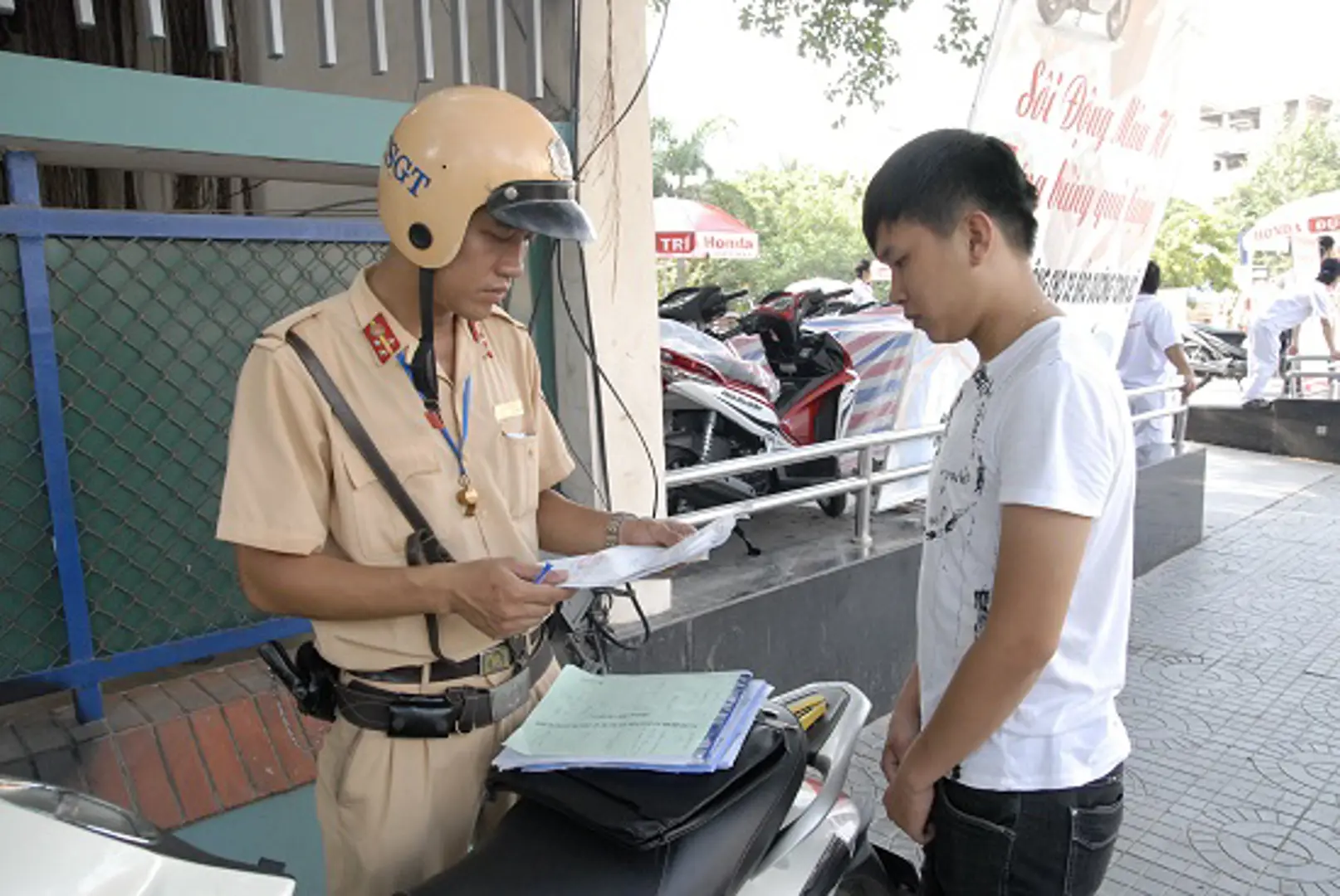 Quy định xử phạt vi phạm hành chính: Thủ tục vẫn rườm rà