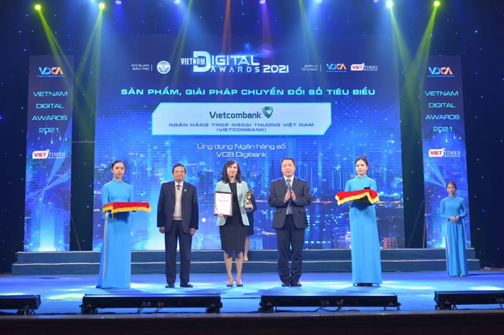 VCB Digibank được vinh danh tại lễ trao giải thưởng chuyển đổi số Việt Nam 2021