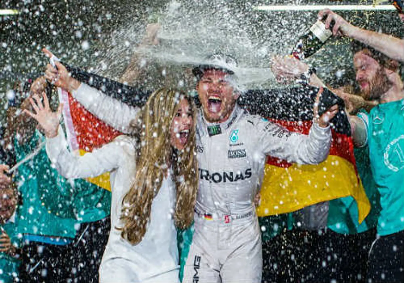 Nico Rosberg lần đầu tiên vô địch thế giới ở môn đua xe Công thức 1