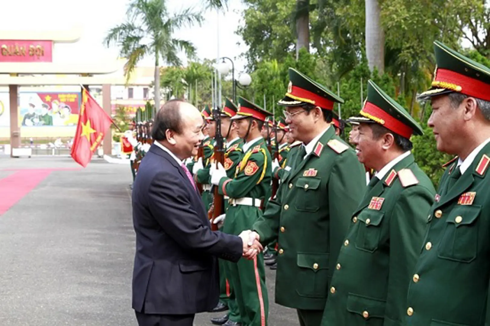 Thủ tướng Nguyễn Xuân Phúc thăm, làm việc tại Quân khu 5