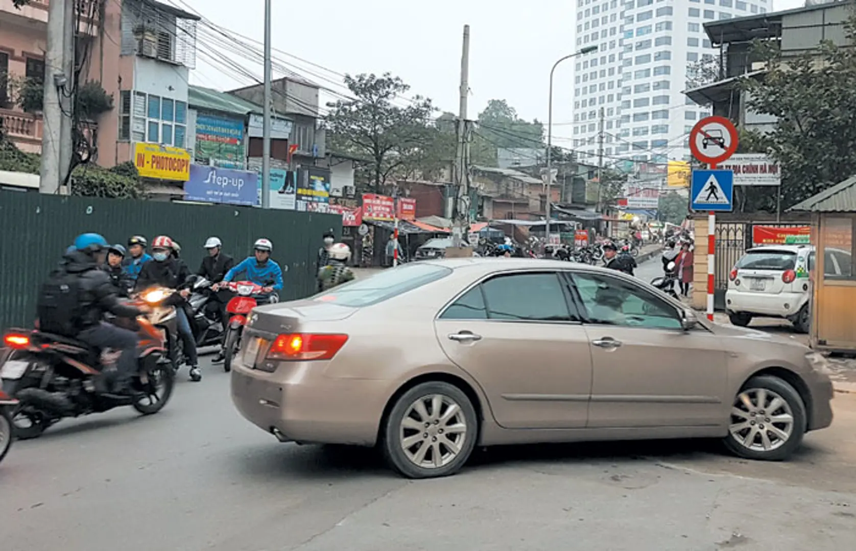 Điểm nóng giao thông: Biển chỉ dẫn gây khó cho lái xe trên phố Nguyên Hồng