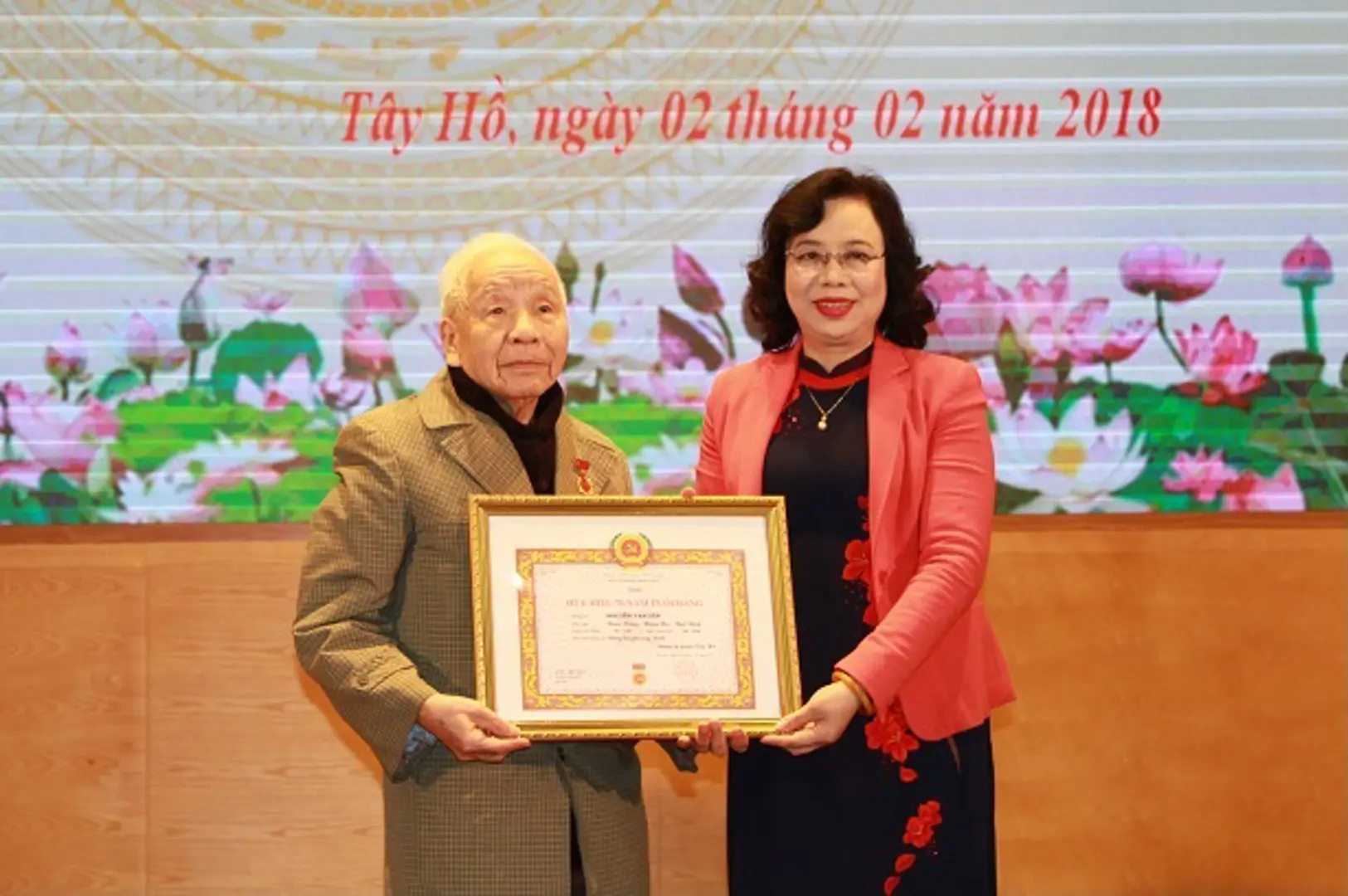 Phó Bí thư Thường trực Thành ủy trao Huy hiệu Đảng cho đảng viên quận Tây Hồ