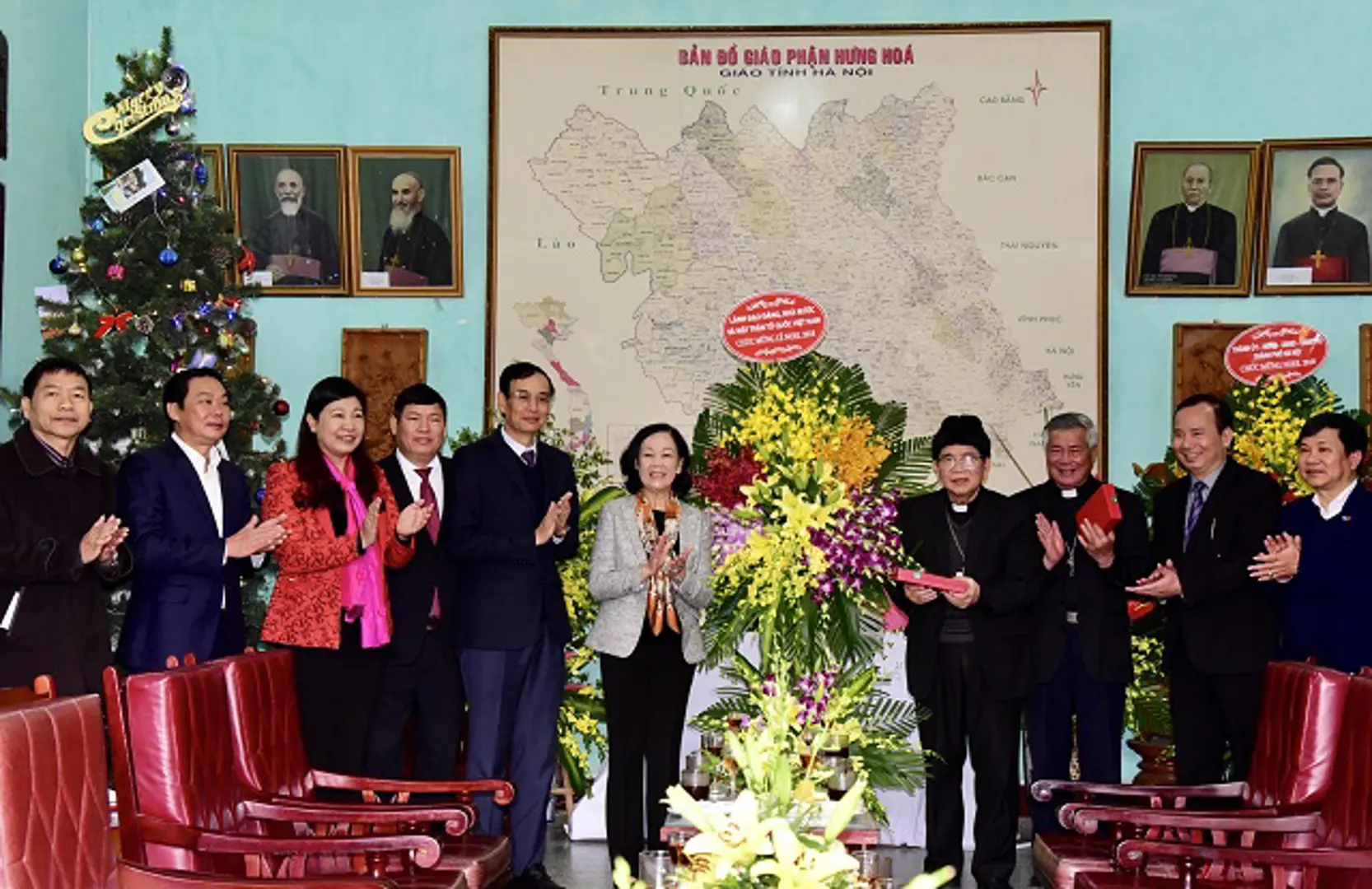 Lãnh đạo Trung ương và Hà Nội chúc mừng Giáng sinh tại Tòa Giám mục Hưng Hóa