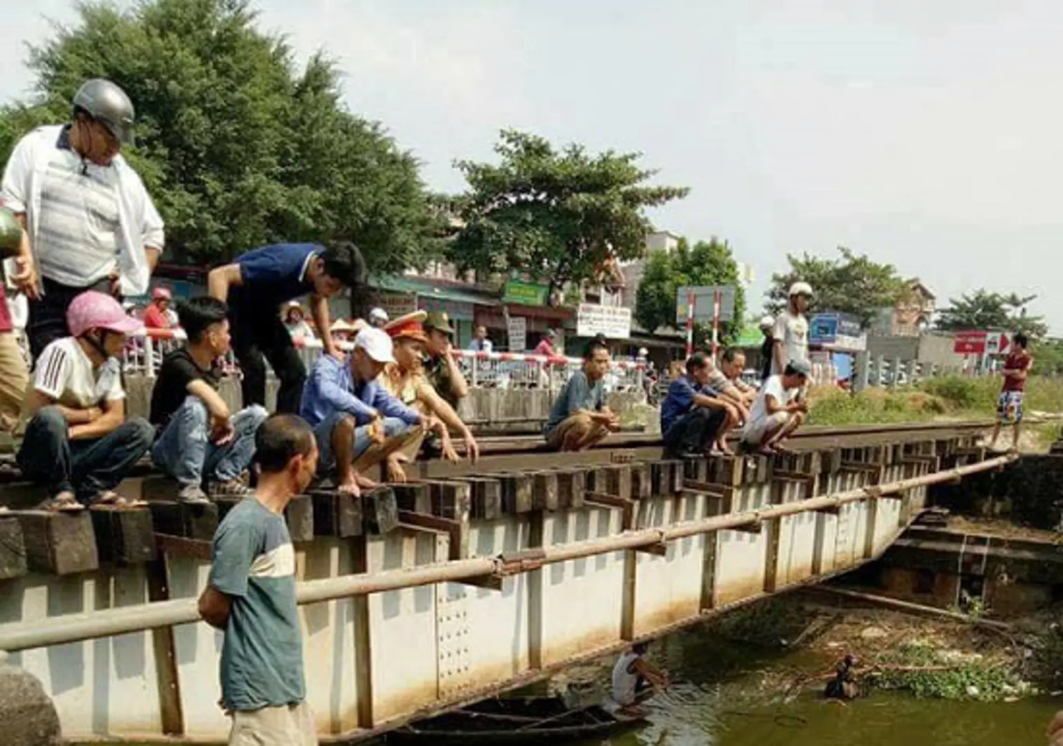 Va chạm với tàu hỏa, bé gái bị rơi xuống sông tử vong thương tâm