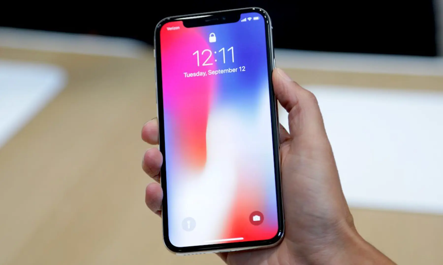 Điểm nhấn công nghệ tuần: iPhone X mở bán giá chênh lệch từng giờ