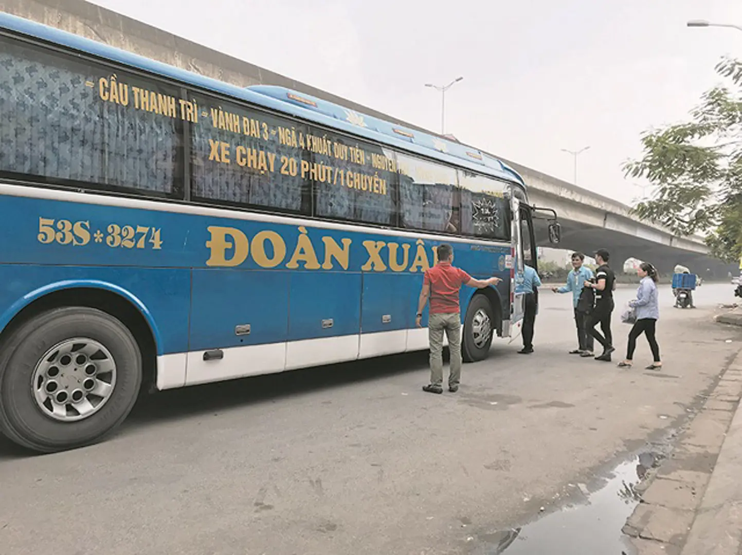 Xe khách Đoàn Xuân vẫn duy trì bến “cóc” tại đường Nguyễn Xiển