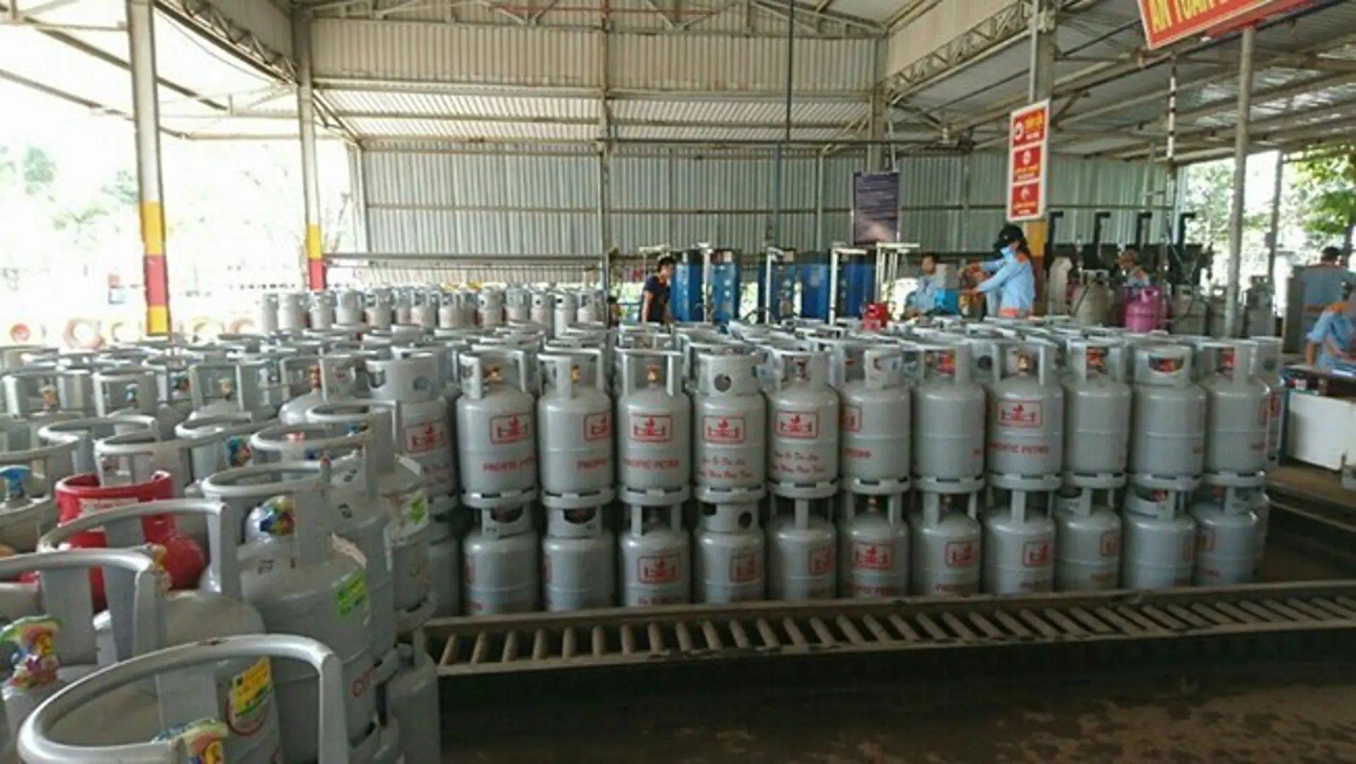 Giá gas tăng thêm 12.000 đồng/bình từ ngày 1/10