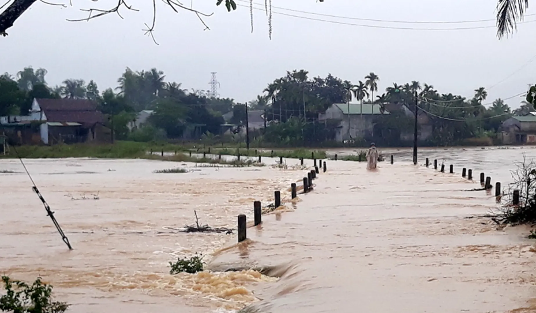 Quảng Ngãi: Sạt lở do mưa lớn kéo dài, nhiều tuyến đường bị chia cắt