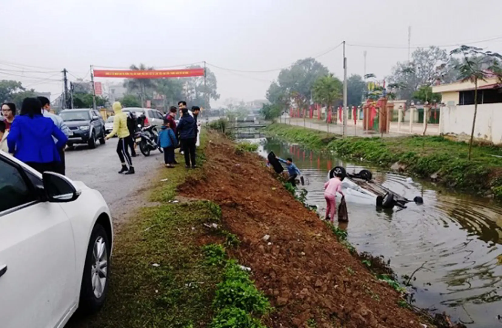 Mất lái, xế hộp đang trên đường lao xuống kênh