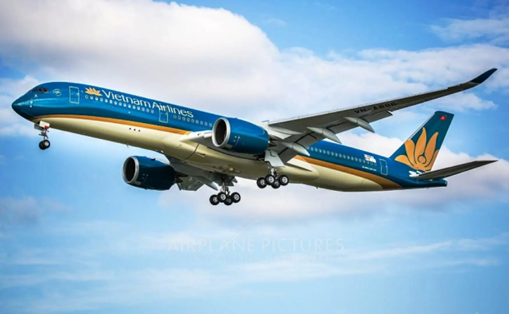 Thêm 2 tàu bay của Vietnam Airlines bị rách lốp