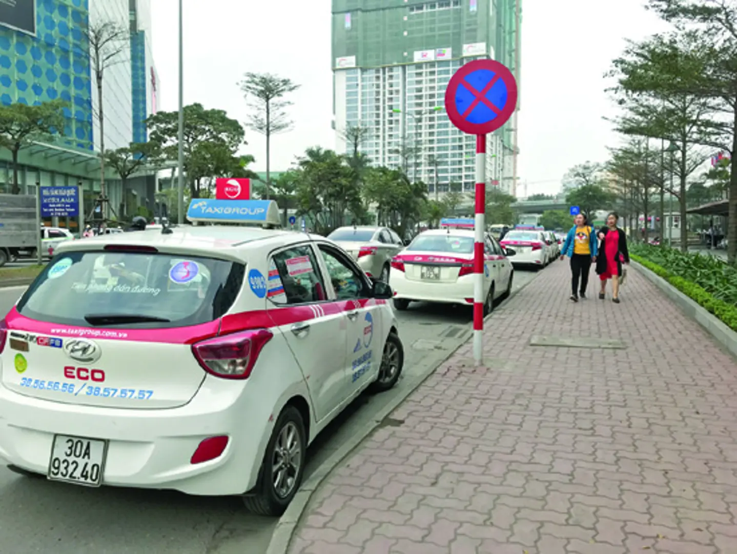 Taxi Group kéo hàng lấn chiếm lòng đường