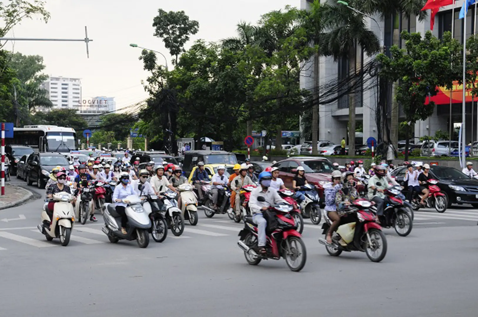 Đảm bảo trật tự an toàn giao thông đường bộ tại Hà Nội: Quản lý chặt mô tô, xe máy