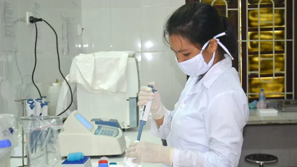 Hưởng ứng Ngày Thế giới phòng chống HIV/AIDS (1/12):  Giảm gánh nặng điều trị  cho người nhiễm HIV