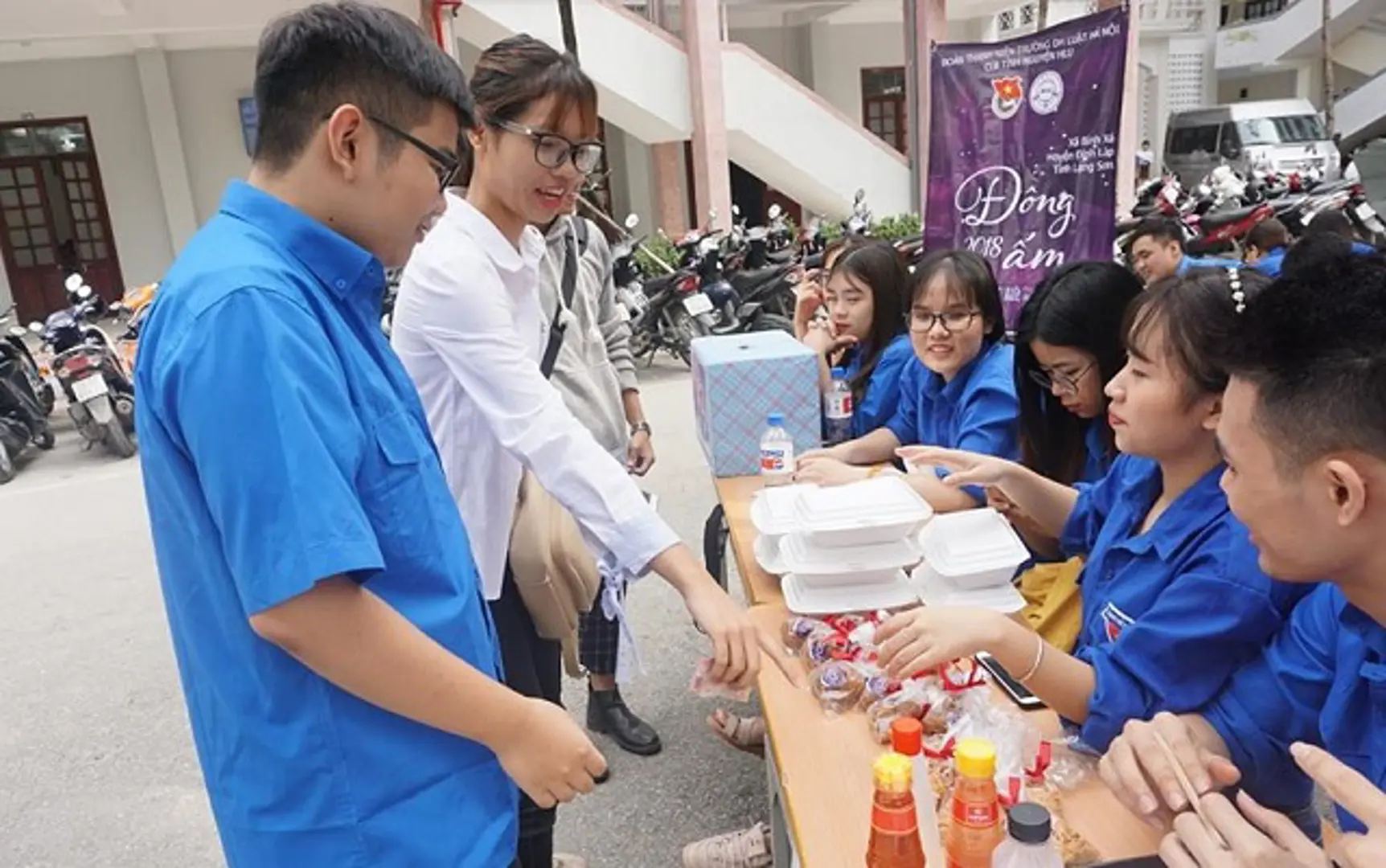 Đại học Luật Hà Nội tiếp nối chương trình “Đông ấm - Hành trình kết nối yêu thương”