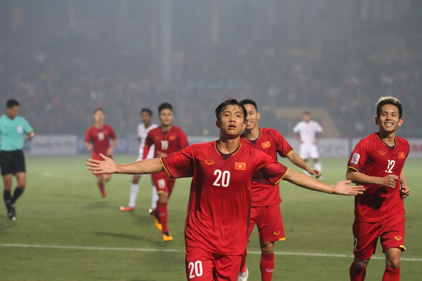 Thắng đậm Campuchia 3-0, Việt Nam tiến vào bán kết AFF Cup với ngôi đầu bảng A