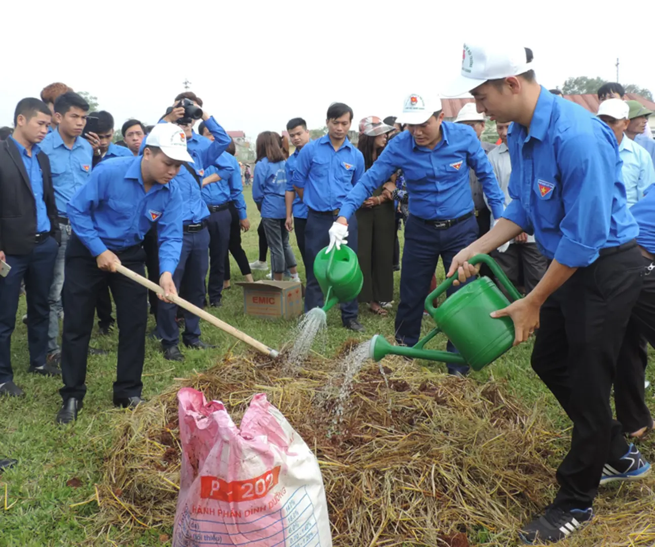 “Bắt tay” ứng dụng công nghệ xử lý rơm rạ thành phân vi sinh