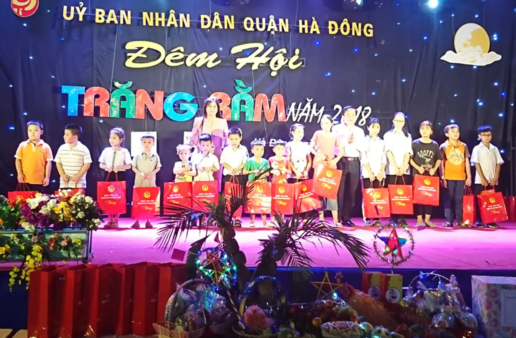 Quận Hà Đông tặng quà cho 51 trẻ em có hoàn cảnh khó khăn học giỏi