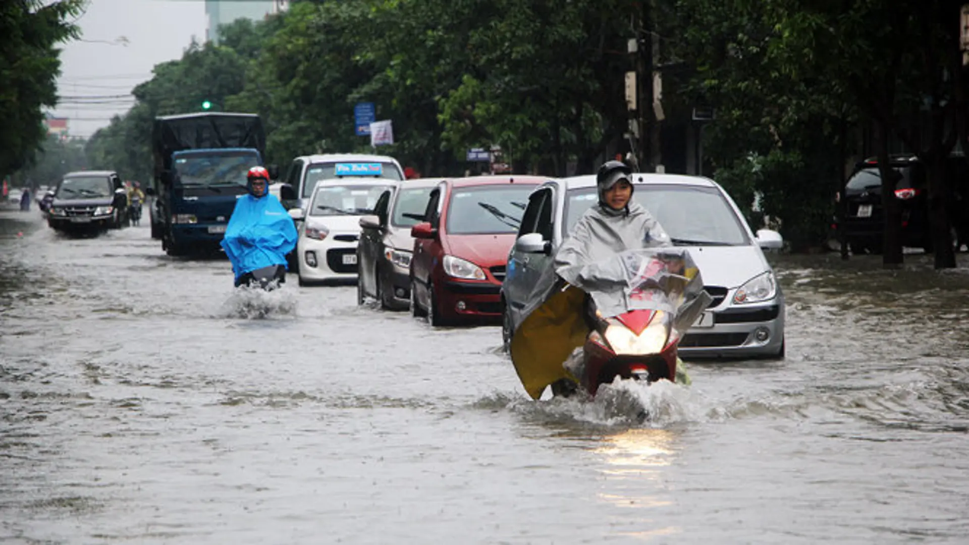 Ách tắc giao thông, ngập úng vẫn tiếp diễn tại nhiều địa phương