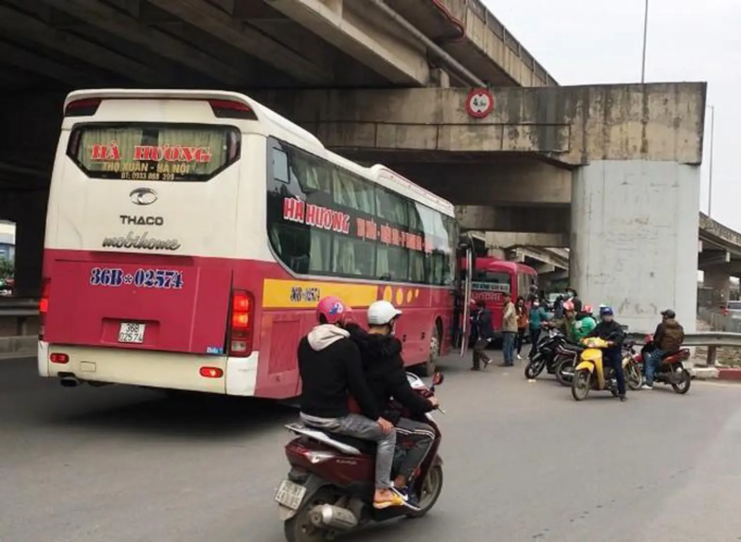 [Video] Xe dù bến cóc “lộng hành” tại cửa ngõ phía Nam Hà Nội