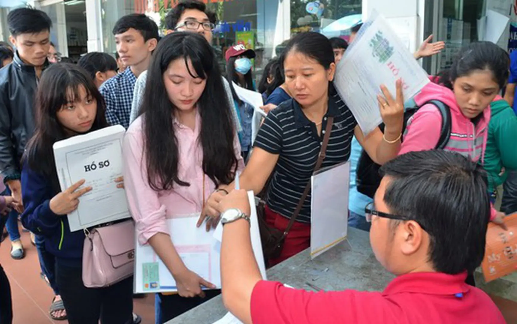 Điểm chuẩn nhiều trường tăng vùn vụt, học sinh như ngồi trên đống lửa