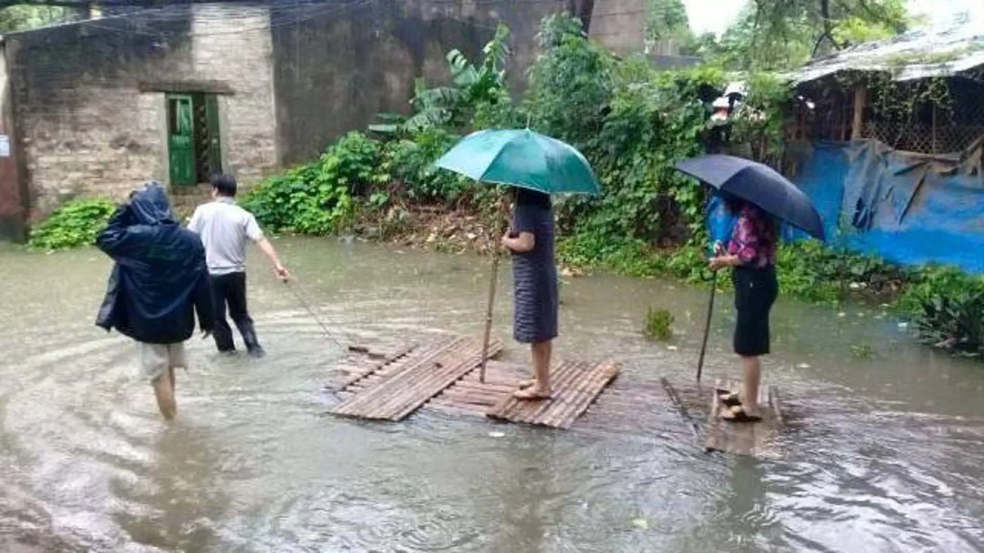 Nữ Chủ tịch phường nói về hình ảnh mặc váy, đi bè tre chống lụt