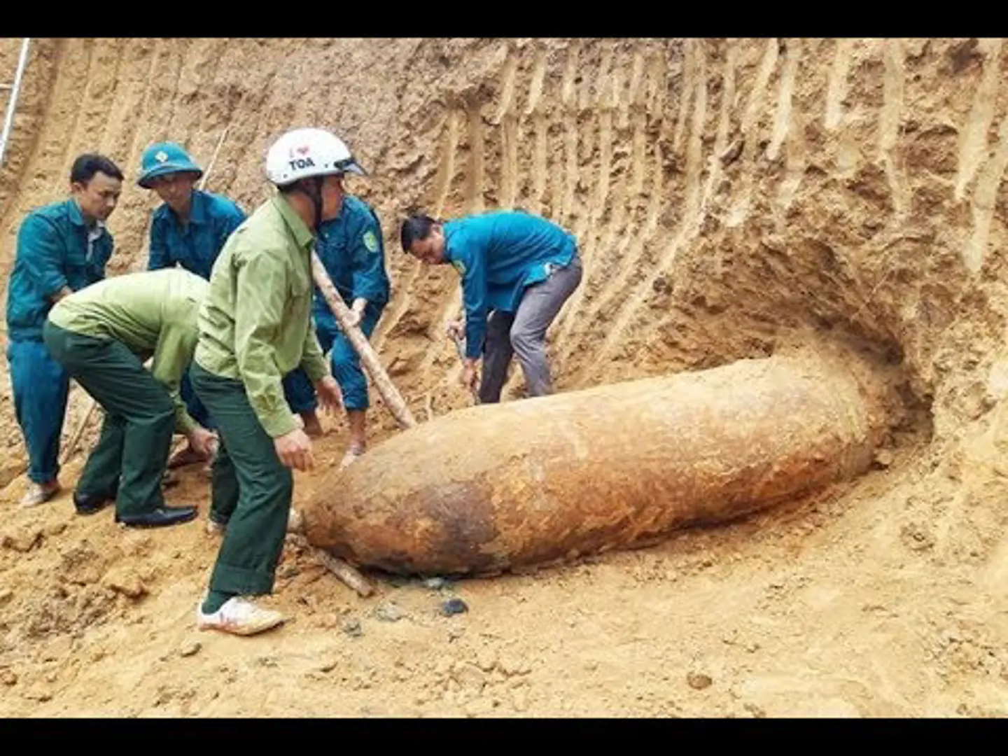 [Video] Kích nổ bom 1,6 tấn ở Nghệ An